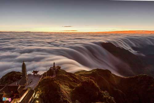 Chiêm ngưỡng 'dòng sông' mây trên đỉnh núi cao nhất Việt Nam