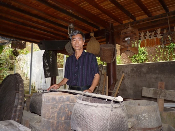 Người chuyên sưu tầm &quot;đồ bỏ đi&quot;, người gắn cả chục nghìn bát đĩa cổ lên tường nhà - Ảnh 1.