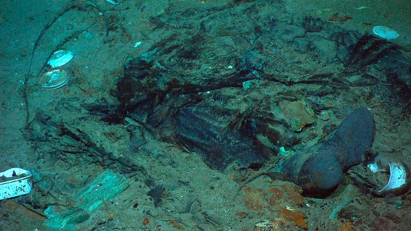 Bức ảnh năm 2004 cho thấy phần còn lại của một chiếc áo khoác và bốt trong bùn dưới đáy biển gần đuôi tàu Titanic. Ảnh: Trung tâm Hải dương học Khảo cổ học / Đại học Rhode Island