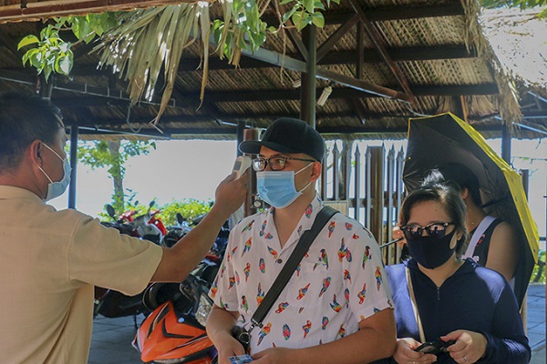 Chuyên gia đề xuất hướng kiểm soát du lịch an toàn giữa "vòng vây" COVID-19