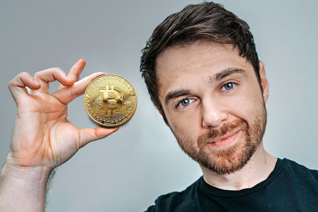 Thành triệu phú nhờ làm video YouTube về tiền số và tài chính cá nhân, hiện có 1,7 triệu người đăng ký