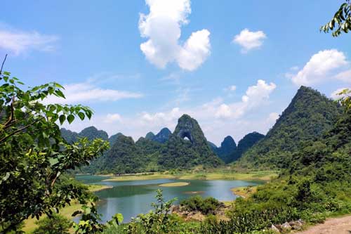 Độc đáo hồ nước biến mất vào mùa khô ở Cao Bằng