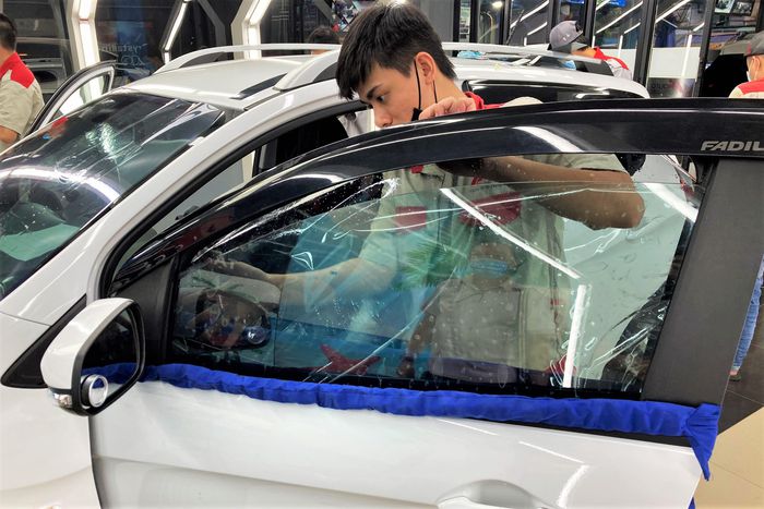 Dán phim cách nhiệt trên ôtô thế nào cho đúng?