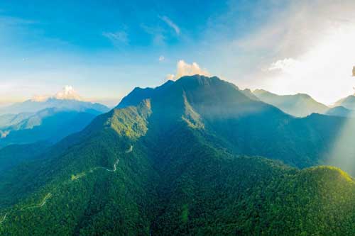 Khám phá vẻ đẹp hùng vỹ của dãy núi dài nhất Việt Nam - Tạp chí Doanh nghiệp Việt Nam