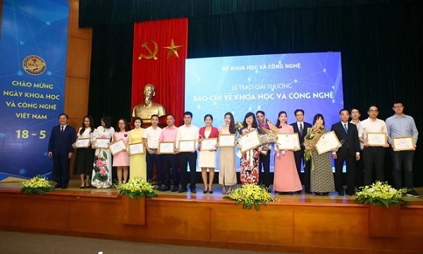 Phó Thủ tướng Vũ Đức Đam và Bộ trưởng Chu Ngọc Anh chúc mừng cho các tác giả/nhóm tác giả đạt Giải Nhất năm 2018.