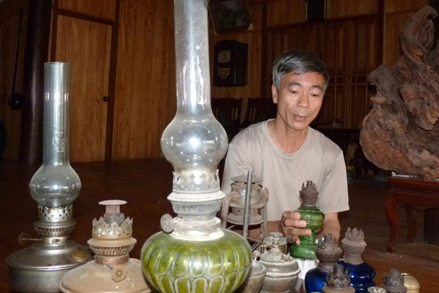 Người chuyên sưu tầm "đồ bỏ đi", người gắn cả chục nghìn bát đĩa cổ lên tường nhà