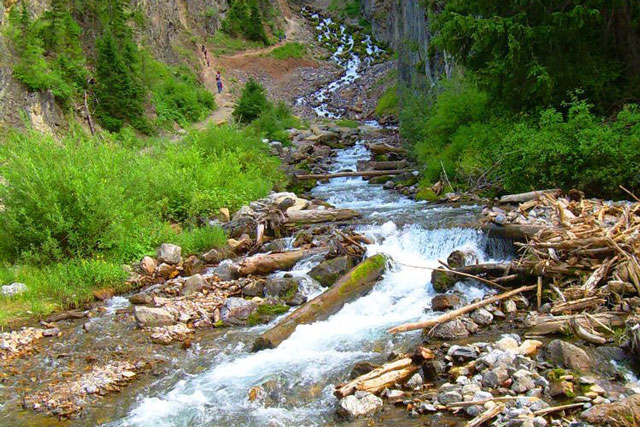 Con suối ngắt quãng, một trong những kỳ quan thiên nhiên bí ẩn nhất thế giới