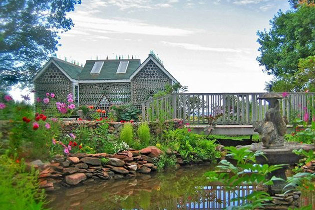 Ghé thăm ''ngôi làng'' tạo thành từ hàng nghìn chai thủy tinh tái chế