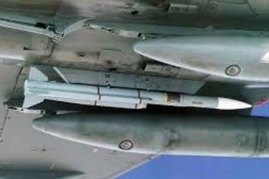 Tên lửa có phạm vi chiến đấu 200 km, dài 3,6 m, nặng khoảng 180kg. Động cơ tên phản lực Ramjet của Meteor cho phép tên lửa điều chỉnh vận tốc dựa trên sự cơ động của mục tiêu. Trong khi đó, phiên bản mạnh nhất của AIM-120 trên F-35 Mỹ chỉ có tầm bắn 160km.