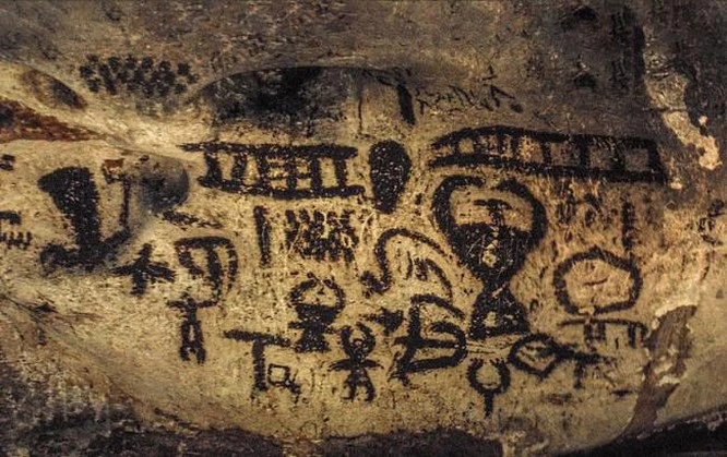 Khoảng 8.000 năm trước, con người đã chạm khắc những hình ảnh được cho là đang săn bắn và các vị thần vào các bức tường của Hang động Magura ở Bulgaria (Ảnh: Discover Magazine)