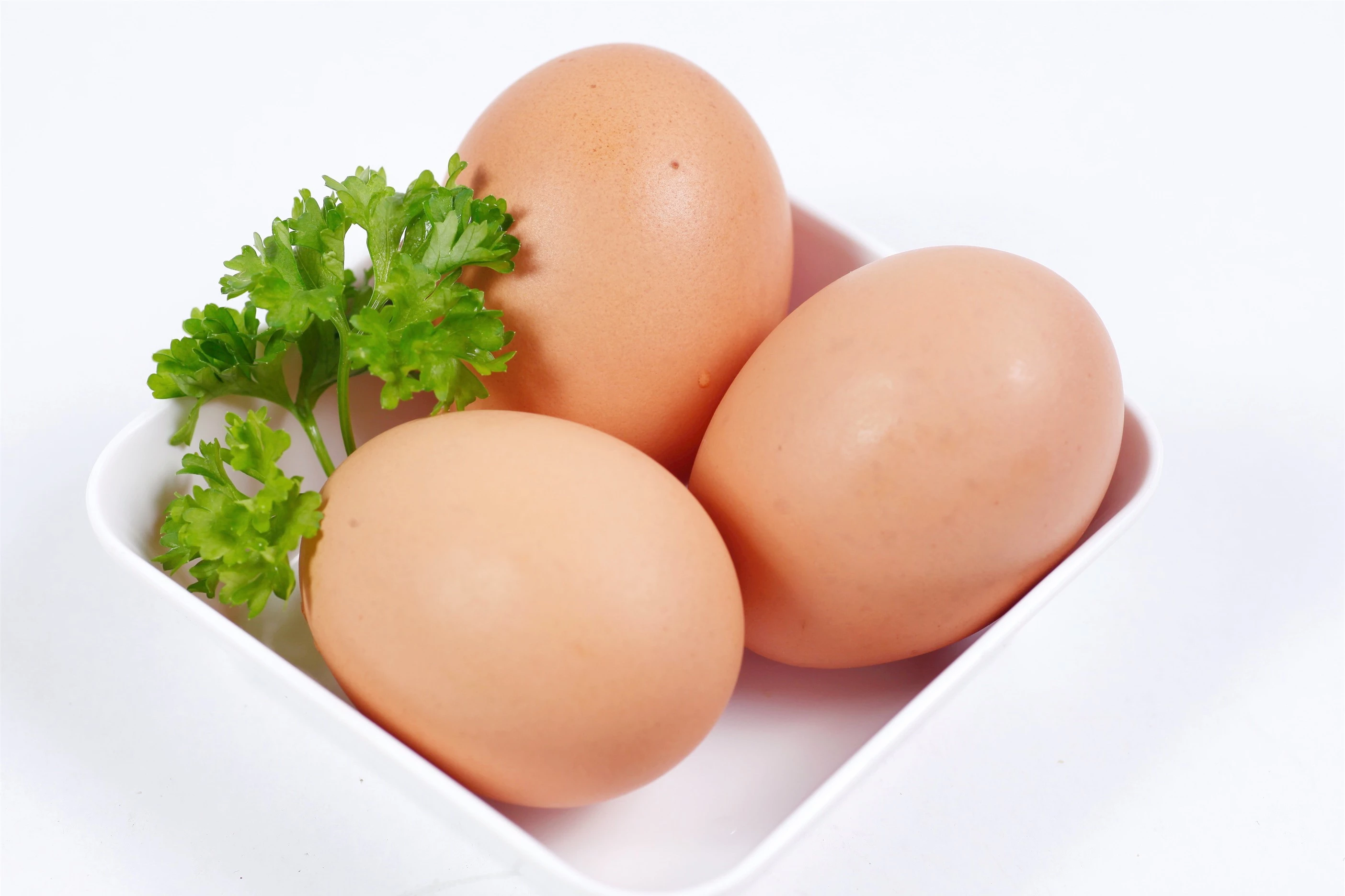 Canxi và protein có trong trứng gà cùng chế độ dinh dưỡng phù hợp giúp tăng chiều cao cho trẻ