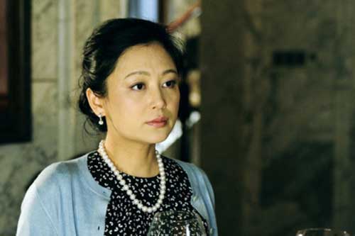 Vừa bước ra ngoài phòng khách đã thấy mẹ chồng ngồi xem phim, tôi chết lặng khi nhìn xuống sàn nhà