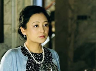 Vừa bước ra ngoài phòng khách đã thấy mẹ chồng ngồi xem phim, tôi chết lặng khi nhìn xuống sàn nhà