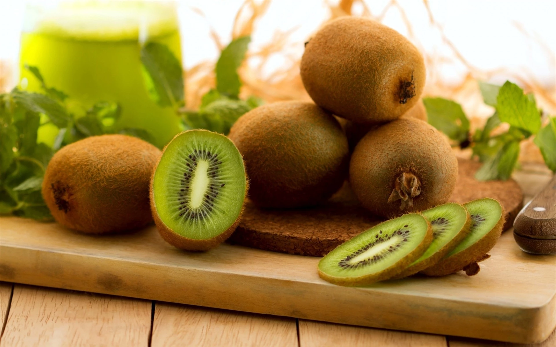 Quả kiwi cung cấp rất nhiều chất dinh dưỡng cho bà bầu và thai nhi