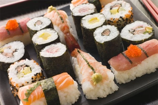 Sushi được khuyến cáo là thực phẩm mẹ bầu nên kiêng tuyệt đối trong quá trình mang thai