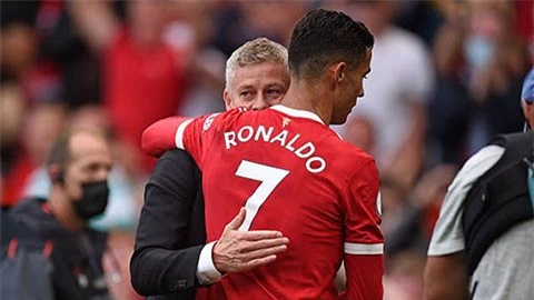 'Solskjaer xứng đáng có thêm cơ hội ở MU nhưng Ronaldo không thể dự bị'