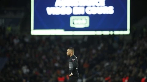 VAR 2 lần mang về bàn thắng cho PSG?