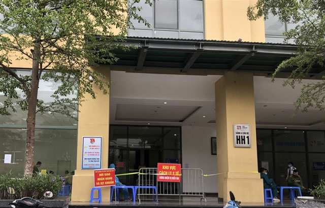 Hà Nội tạm thời phong tỏa chung cư hơn 1.000 dân vì ca nghi mắc COVID-19