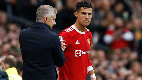 Solskjaer phản pháo Sir Alex vì để Ronaldo ngồi dự bị