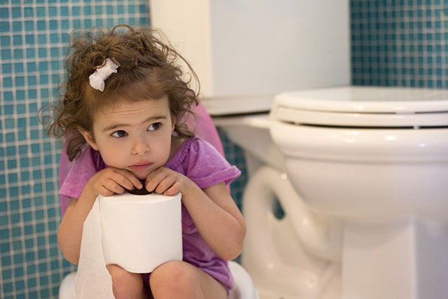 Cha mẹ làm gì khi trẻ bị táo bón do uống sữa?