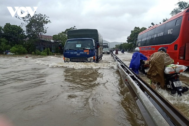 Nước các sông đang lên, Quốc lộ 1A đoạn qua Thừa Thiên Huế bị ngập sâu