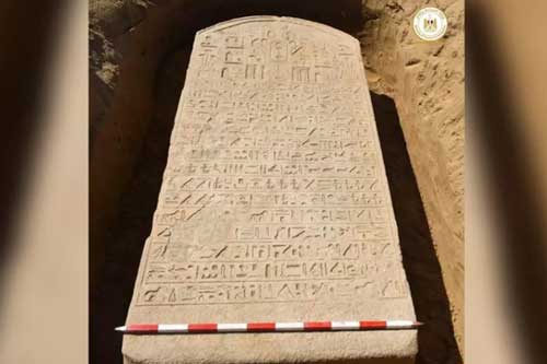 Cuốc đất, người nông dân đào được báu vật Ai Cập 2.600 tuổi