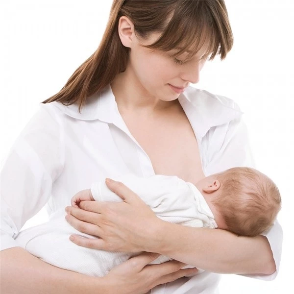 Sữa mẹ cũng là một nguồn cung cấp vitamin D cho bé