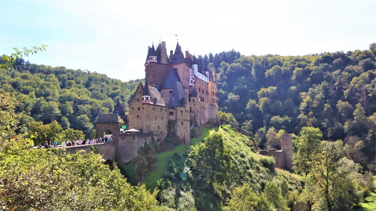 Ẩn mình trong một thung lũng thanh bình và tươi mát bên lưu vực sông Moselle, lâu đài Eltz được xây dựng trên một tảng đá hình bầu dục cao 70 m, ba mặt bao quanh bởi con sông Eltzbach - một phụ lưu ở phía bắc của Moselle. Ảnh:burg-eltz.de