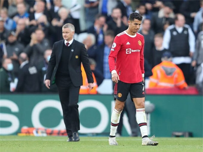 Ronaldo không giẫu được sự thất vọng khi đội nhà để thua Leicester