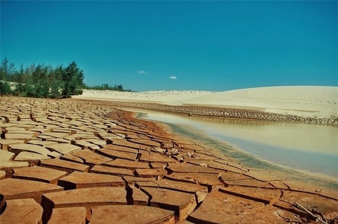 Phát hiện chốn sống ảo 'Sa mạc đất nứt' mới, vừa độc vừa đẹp ngay tại Việt Nam - 2