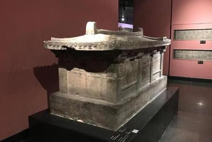 Khai quật cổ mộ nghìn năm, lời nguyền trên quan tài khiến đoàn khảo cổ phát hoảng