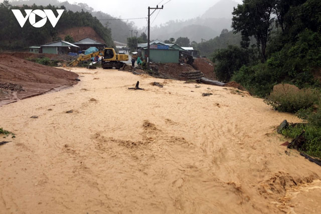 Miền Trung mưa to và lốc xoáy, 3 người mất tích