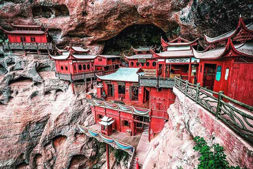 Ngôi đền treo đẹp như tiên cảnh, gây ngỡ ngàng khi treo trên vách đá cao vút