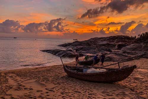 Vẻ hoang sơ hiếm có ở ngôi làng cổ ngàn năm tuổi nằm sát biển Quảng Ngãi