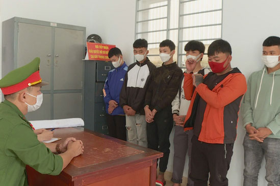 Học sinh lớp 10 rủ bạn đi hỗn chiến, chém nhầm người đi đường