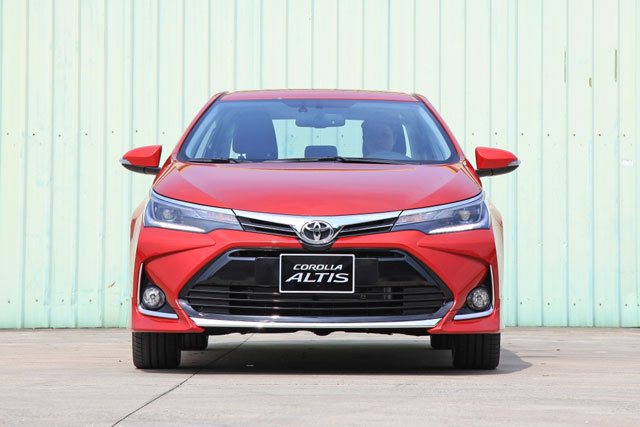 Toyota Corolla Altis giảm giá trong tháng 10, cạnh tranh với Kia K3