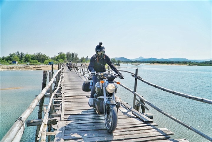 Check-in cây cầu gỗ dài nhất Việt Nam, ngắm vẻ mộc mạc ở xứ ‘hoa vàng cỏ xanh’ - 3