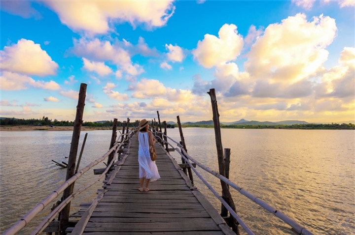Check-in cây cầu gỗ dài nhất Việt Nam, ngắm vẻ mộc mạc ở xứ ‘hoa vàng cỏ xanh’ - 7