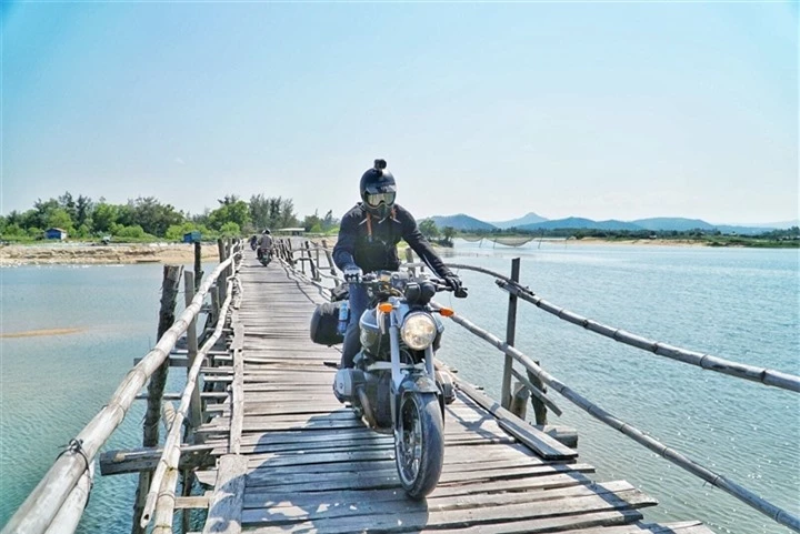 Check-in cây cầu gỗ dài nhất Việt Nam, ngắm vẻ mộc mạc ở xứ ‘hoa vàng cỏ xanh’ - 3