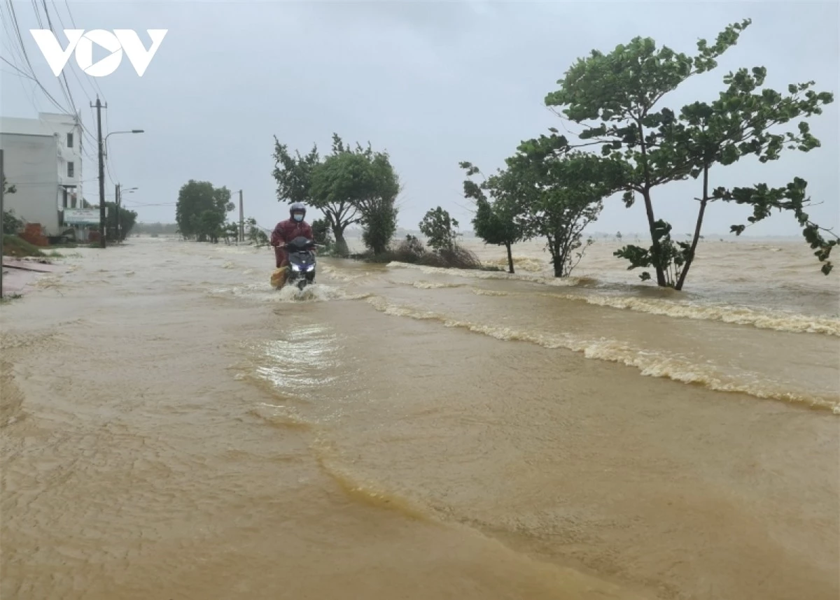 Nhiều tuyến đường bị ngập sâu