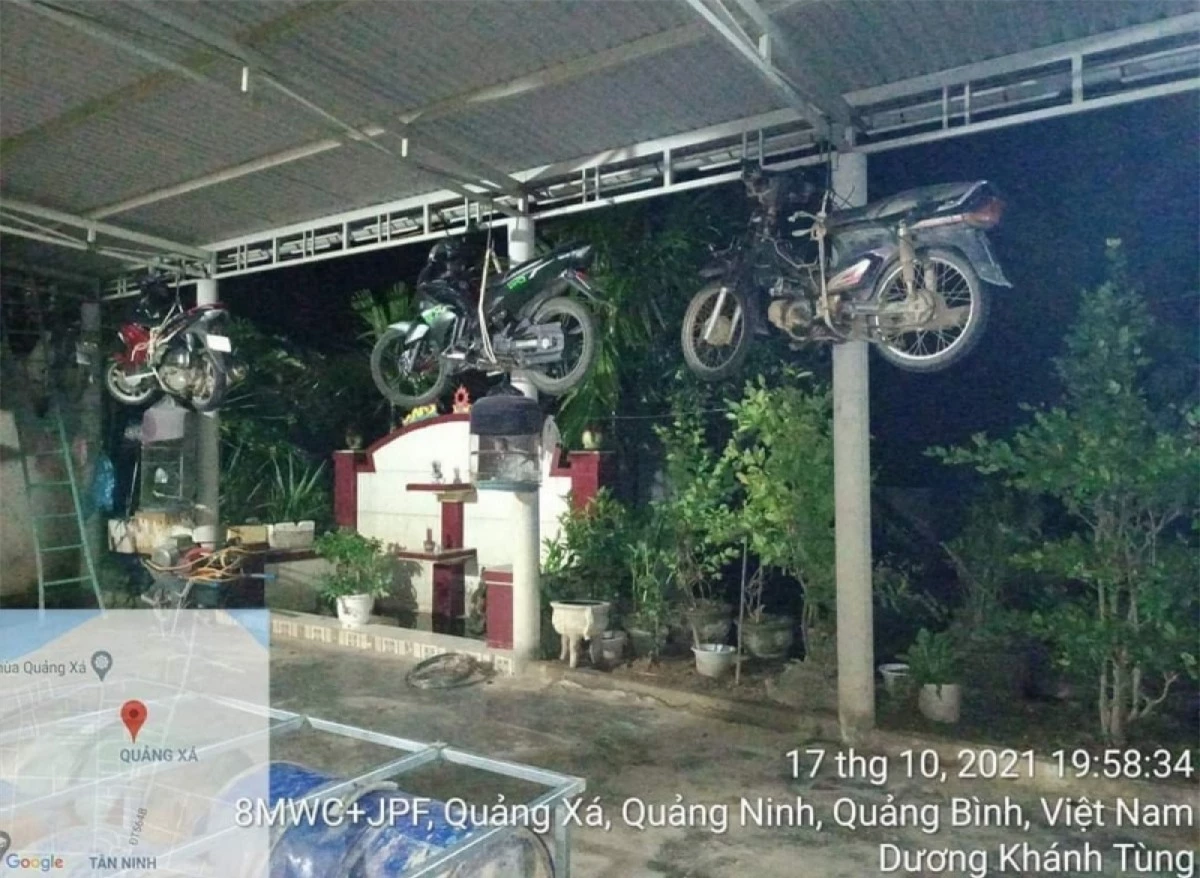 Một gia đình ở huyện Quảng Ninh, tỉnh Quảng Bình treo những chiếc xe máy lên cao để tránh nước lũ về trong đêm làm hư hỏng