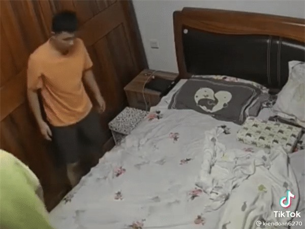 Nửa đêm tình giấc không thấy con đâu, bố mẹ hoảng hồn đi tìm thì thấy bé ở nơi khó ngờ