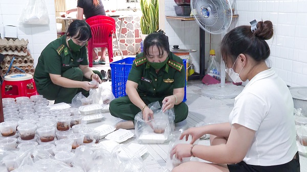 Ấm áp những bữa cơm thiện nguyện giữa đại dịch