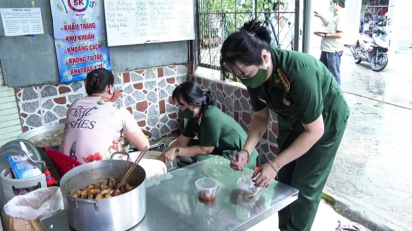 Chị em hội phụ nữ Biên phòng Sóc Trăng tham gia cùng nhóm từ thiện chuẩn bị các phần cơm cho bà con tại các khu cách ly tập trung.  