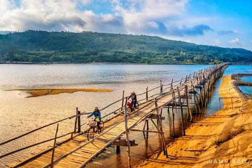 Check-in cây cầu gỗ dài nhất Việt Nam, ngắm vẻ mộc mạc ở xứ ‘hoa vàng cỏ xanh’