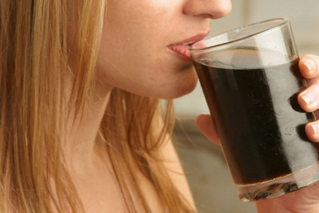 Uống nước ngọt khi mang bầu có thể nguy hiểm cho thai nhi