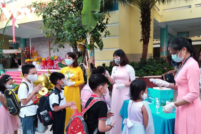 Học sinh trường Tiểu học Nguyễn Bỉnh Khiêm (Quận 1) trở lại trường vào tháng 3/2021