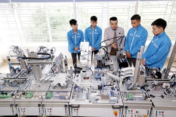 Chủ tịch FPT Telecom: Hàng triệu người trẻ có nguy cơ mất việc làm vì robot