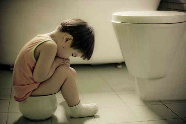 Đánh thức trẻ dậy đi tiểu đêm là vô tình làm hại con, nhiều người vẫn làm mà không hề biết