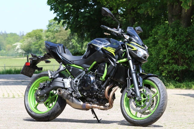 10. Kawasaki Z650 (giá: 7.749 USD).